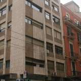 Foto 2. Percorriamo  via Piccinni e ad angolo con via Argiro eccoci di fronte a un inespressivo immobile di cemento armato beige e marrone chiaro che trova l�ardire di ergersi proprio accanto a una vivace e antica palazzina arancione con persiane verdi 